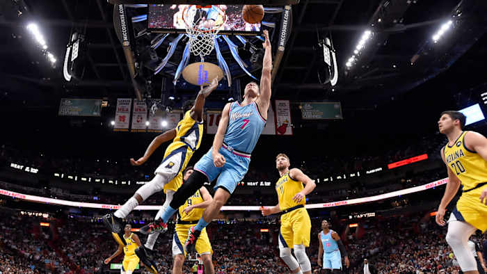 Goran Dragic lays it in